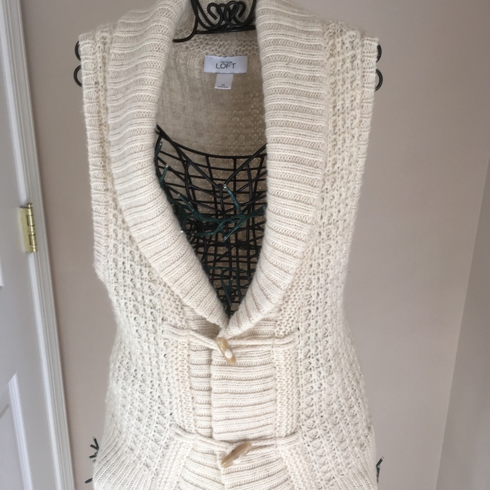 Cream color Sweater no sleeves